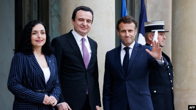 Presidentja e Kosovës, Vjosa Osmani dhe kryeministri, Albin Kurti, para takimit me presidentin francez, Emmanuel Macron. Paris, 10 nëntor 2022.