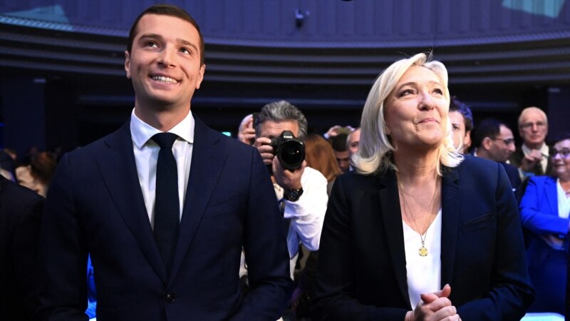 Lider francuske krajnje desnice ublažava obećanja stranke uoči vanrednih izbora 
