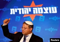 Itamar Ben-Gvir, a Zsidó Erő párt vezetője beszél az izraeli parlamenti választások exit poll eredményeinek bejelentése után pártja jeruzsálemi központjában 2022. november 2-án