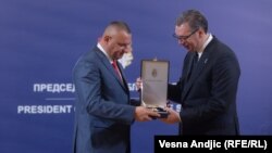 Nenad Đurić (L) prima orden od predsednika Srbije