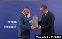 Presidenti i Serbisë, Aleksandar Vuçiq, nderoi më 9 nëntor me medalje ish-drejtorin e Drejtorisë Rajonale të Policisë së Mitrovicës së Veriut, Nenad Gjuriq.