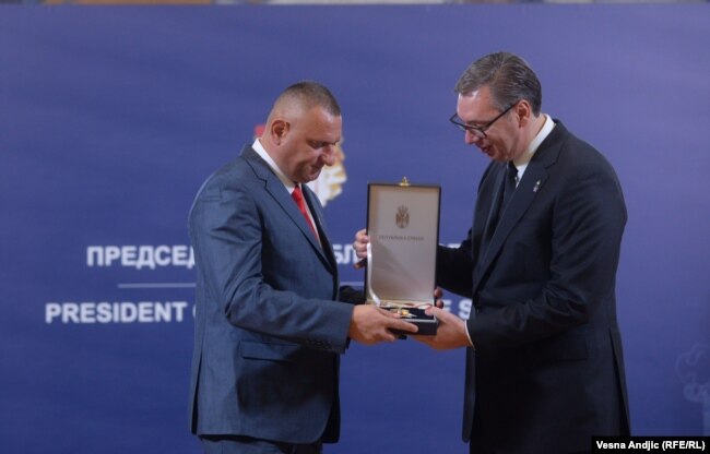 Presidenti i Serbisë, Aleksandar Vuçiq, nderoi më 9 nëntor me medalje ish-drejtorin e Drejtorisë Rajonale të Policisë së Mitrovicës së Veriut, Nenad Gjuriq.