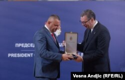 Predsednik Srbije Aleksandar Vučić predaje odlikovanje bivšem direktoru Policije Kosova za region sever Nenadu Đuriću 9. novembra