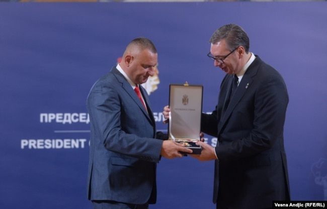 Predsednik Srbije Aleksandar Vučić predaje odlikovanje bivšem direktoru Policije Kosova za region sever Nenadu Đuriću 9. novembra