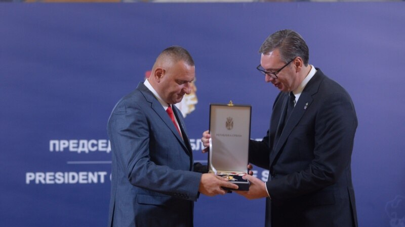 Vuçiq nderon policët që refuzuan urdhrat e Qeverisë së Kosovës