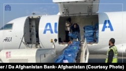 کابل ته په ميلياردونو نوي افغاني بانک نوټه رسېدلي