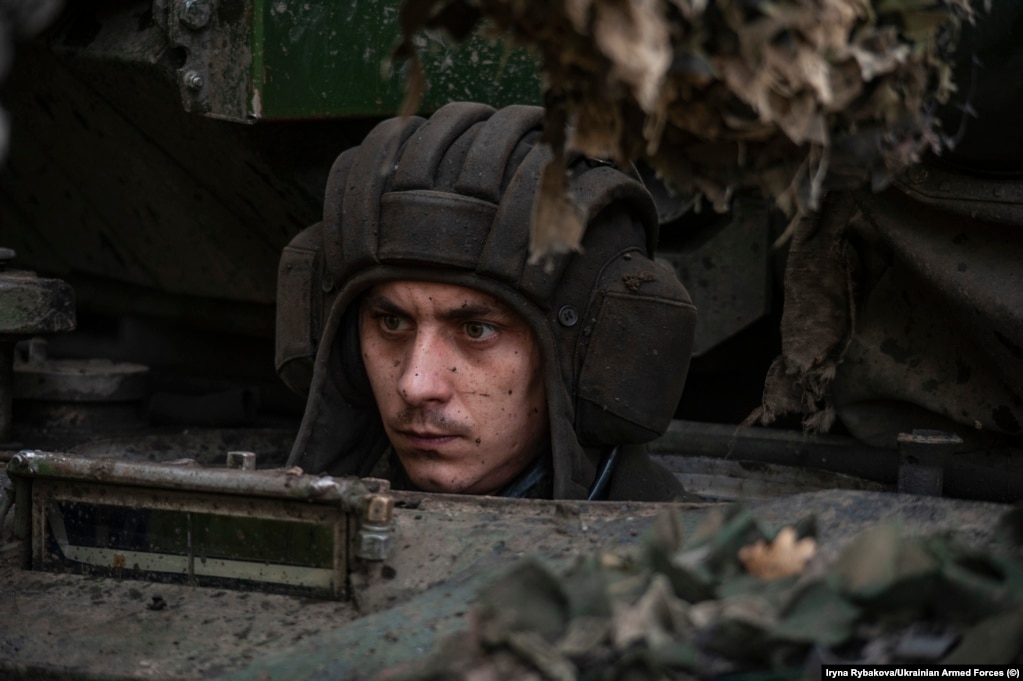 Një shofer tanku ukrainas i përlyer me baltë në një vend të pazbuluar në tetor