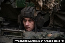 Një shofer tanku ukrainas i përlyer me baltë në një vend të pazbuluar në tetor