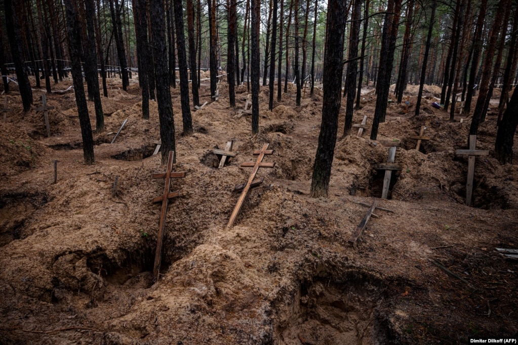 Një foto e 4 nëntorit tregon varre boshe në një pyll në Izjum pas zhvarrosjes së trupave nga hetuesit ukrainas të krimeve të luftës. Izjumi u pushtua nga forcat ruse nga prilli deri në fillim të shtatorit, kur një kundërofensivë masive ukrainase e zmbrapsi ushtrinë pushtuese nga rajoni i Harkivit.