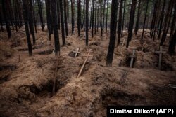 Тела по меньшей мере 440 погибших военных и мирных жителей обнаружили на месте массового захоронения в Изюме