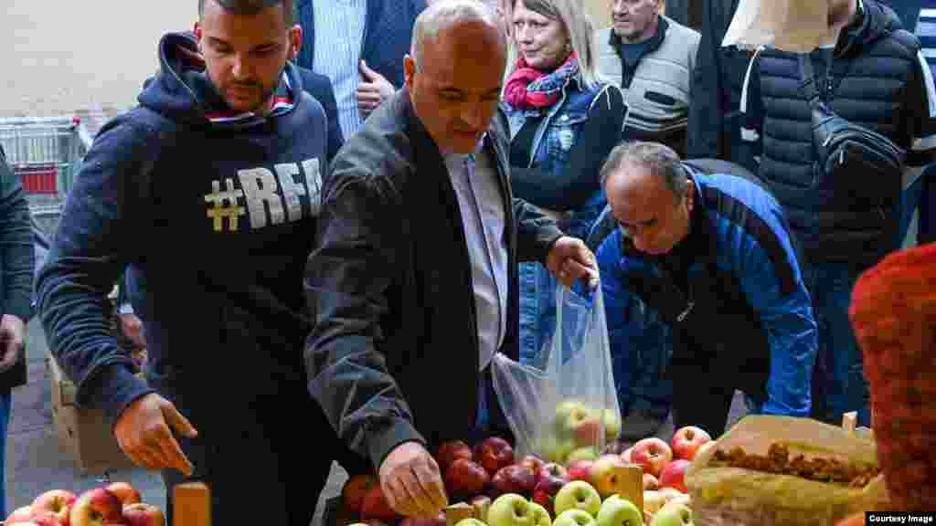 Но, премиерот јаде и здрава храна. Посета на зелениот пазар во скопската општина Ѓорче Петров. (22 октомври, 2022)