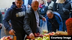 Премиерот Димитар Ковачевски во посета на зелениот пазар во скопската општина Ѓорче Петров. (22 октомври, 2022)