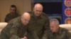 Командующий российскими войсками в Украине, генерал Сергей Суровикин (слева) и министр обороны России Сергей Шойгу (справа)