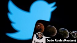 Milijarder Ilon Mask preuzeo je Tviter 27. oktobra, plativši 44 milijarde dolara za kompaniju, i brzo je pokrenuo niz promena.