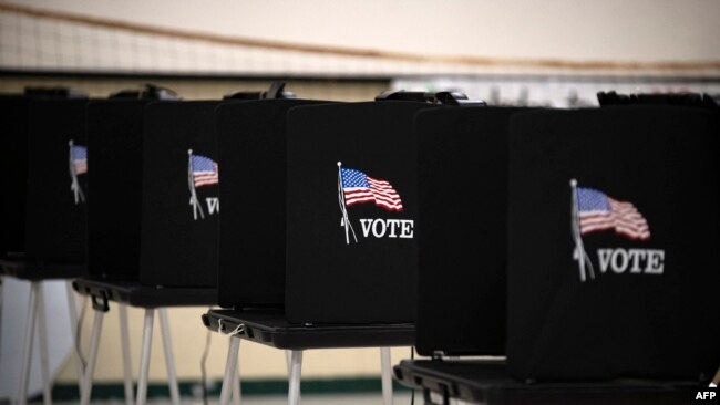 Гласачки кабини на избирачкото место на основното училиште Глас во Игл Пас, Тексас, на 8 ноември 2022 година.