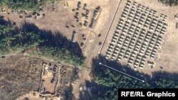 Imagini din satelit obținute de Europa Liberp arată că Rusia a ridicat mai mult de 300 corturi în ultima lună pentru a caza temporar militari la trei tabere de instruire din Belarus.