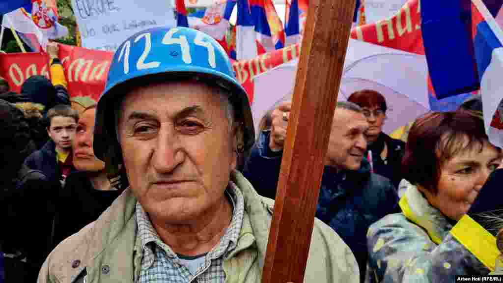 Një serb lokal në Mitrovicën e Veriut, mban një helmetë ku shkruan 1244(Rezoluta), teksa po protestonte më 6 nëntor, për shkak të vendimit të Prishtinës për riregjistrimin e makinave me targa serbe në targa RKS - Republika e Kosovës. Serbia, duke u thirrur në Rezolutën 1244 pretendonte të dërgonte trupa ushtarake në Kosovë, për siç thoshte, mbrojtur serbët e rrezikuar në veri. &nbsp;