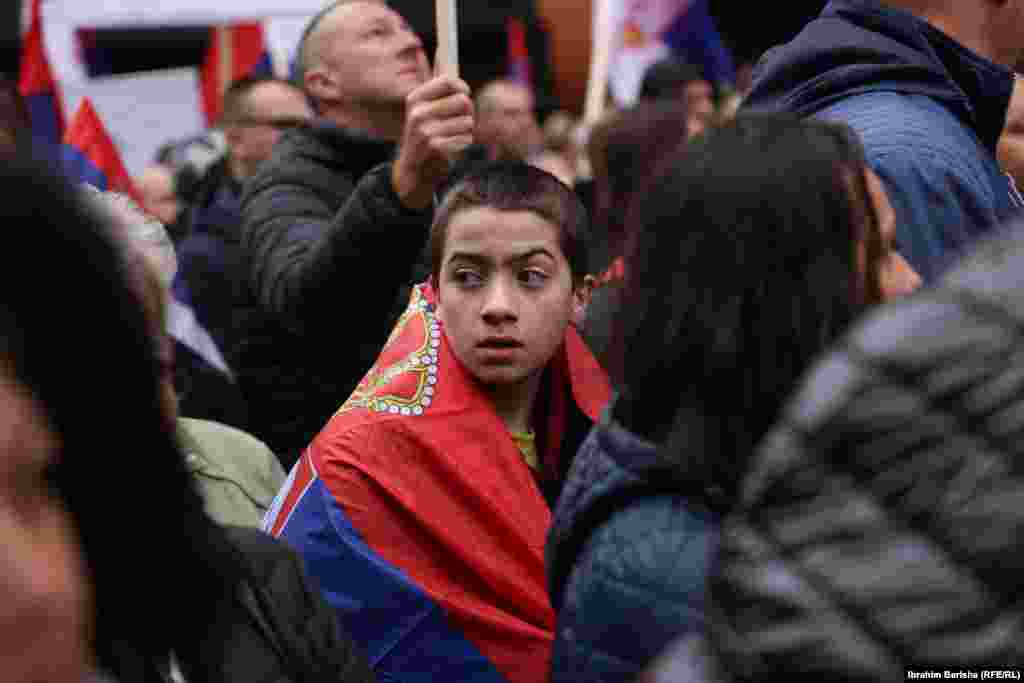 Në protesta kanë marrë pjesë të gjitha moshat. Edhe të rinj