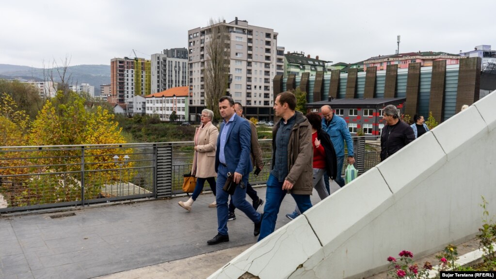 Gjyqtarët dhe prokurorët që dorëzuan dorëheqjen më 7 nëntor, thanë se ky ishte një largim &quot;emocionues&quot;. Ata thanë se kanë bashkëpunuar mirë me kolegët shqiptarë në veri, dhe ua kanë lënë atyre lëndët që janë më me urgjencë.&nbsp;