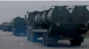 Колона російської техніки з пусковими контейнерами для ЗРК С-300 у Криму
