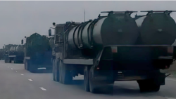 Колона російської техніки з пусковими контейнерами для ЗРК С-300 у Криму
