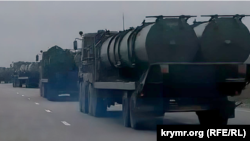Колона російської техніки з пусковими контейнерами для ЗРК С-300 у окупованому Криму