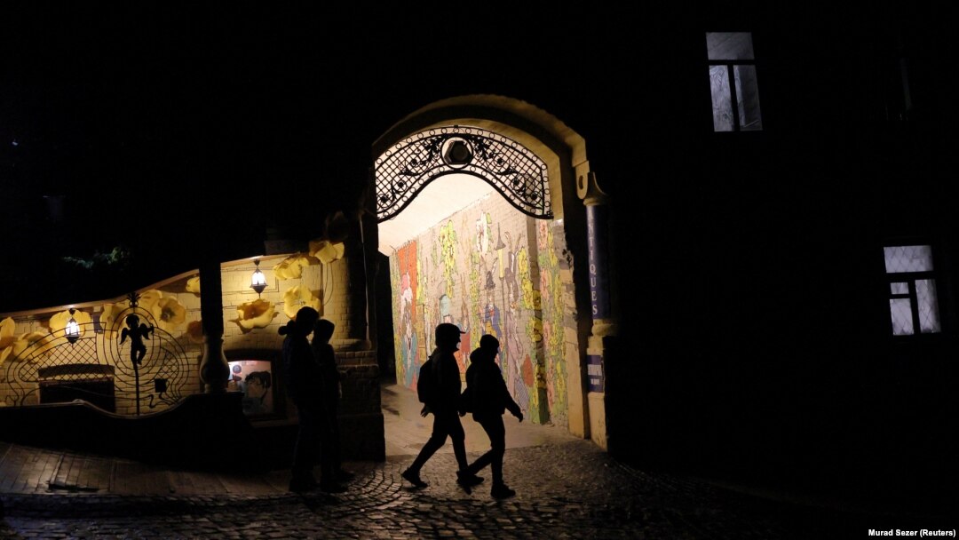 Stradă din partea istorică a Kievului, duminică, 6 noiembrie 2022. Întreruperile de curent sunt frecvente în capitale Ucrainei, iar autoritățile spun că e posibil ca situația să se înrăutățească.
