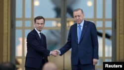 Turski predsjednik Redžep Tajip Erdogan (D) i švedski premijer Ulf Kristerson, nakon ceremonije dobrodošlice u Predsjedničku palatu u Ankari, Turska, 8. novembar 2022.