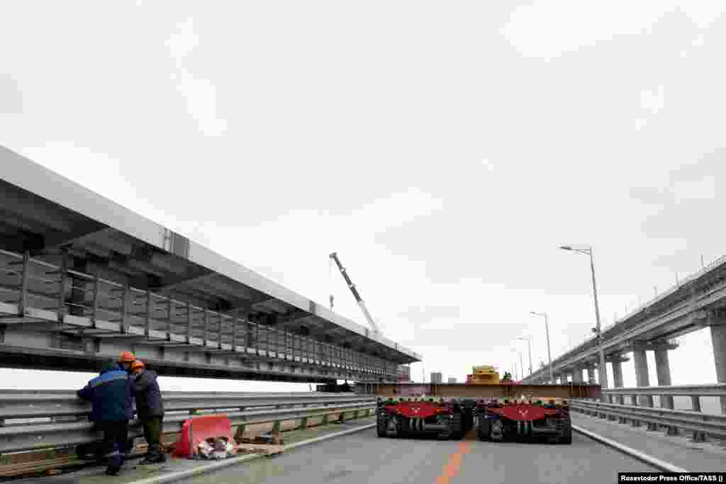 Mai mulți muncitori aflați pe podul Kerci, 8 noiembrie 2022.