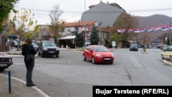 Nakon ostavke gradonačelnika, prema Zakonu, opštine moraju ići na prevremene izbore (na fotografiji srpske zastave u Zvečanu, novembar 2022).