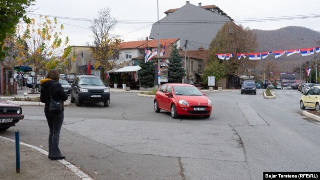 Nakon ostavke gradonačelnika, prema Zakonu, opštine moraju ići na prevremene izbore (na fotografiji srpske zastave u Zvečanu, novembar 2022).