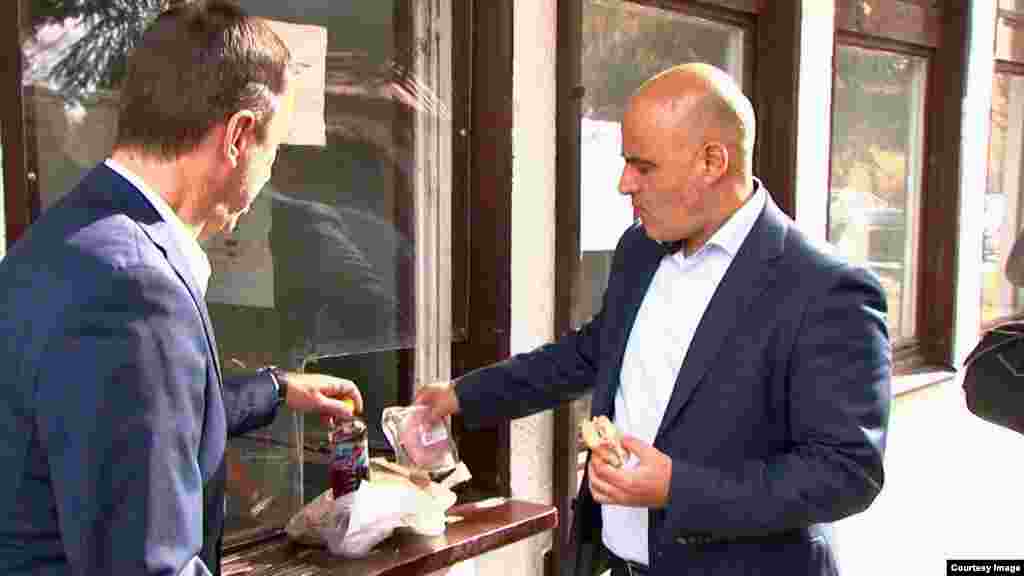 Премиерот Димитар Ковачевски во посета на Рударско енергетскиот комбинат РЕК-Битола (5 ноември, 2022). &bdquo;Ми беше задоволство што денешниот појадок со вкусен сендвич со мортадела и сок од боровница, го имав во кујната на РЕК Битола&ldquo;, сподели премиерот.