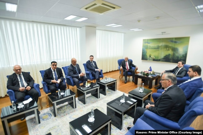 Fotografi e vitit 2022 nga një takim i Kurtit me krerë dhe zyrtarë të lartë të partive opozitare shqiptare. Aty shihen edhe tre zyrtarët partiakë të PDK-së, LDK-së, dhe AAK-së që garuan për pozitën e kryeministrit në këto zgjedhje: Bedri Hamza, Lumir Abdixhiku, Ramush Haradinaj.