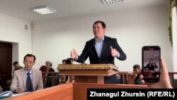 Аким города Актобе Асхат Шахаров отвечает на вопросы в суде по делам о Январских событиях. 10 ноября 2022 года
