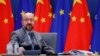 Եվրոպական խորհրդի ղեկավար Շառլ Միշելը Եվրամիության և Չինաստանի դրոշների ֆոնին, 8-ը նոյեմբերի, 2022թ.