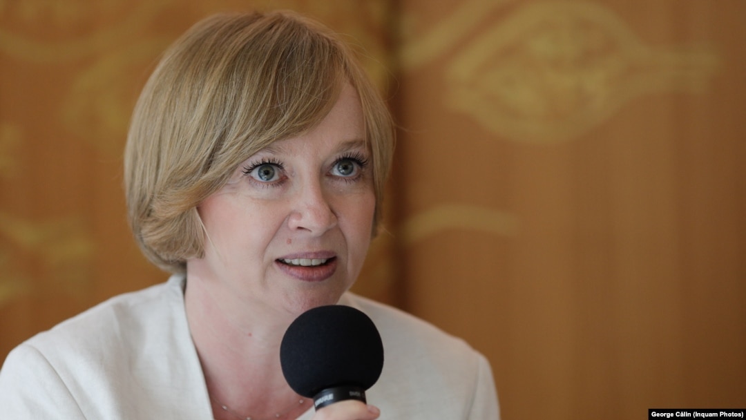 Emilia Șercan, jurnalistă de investigații, spune în interviul pentru Europa Liberă că este urmărită. Ea susține că ar putea fi vorba despre o intimidare sau despre faptul că persoanele respective vor să afle dacă există anumite surse care îi livrează informații.