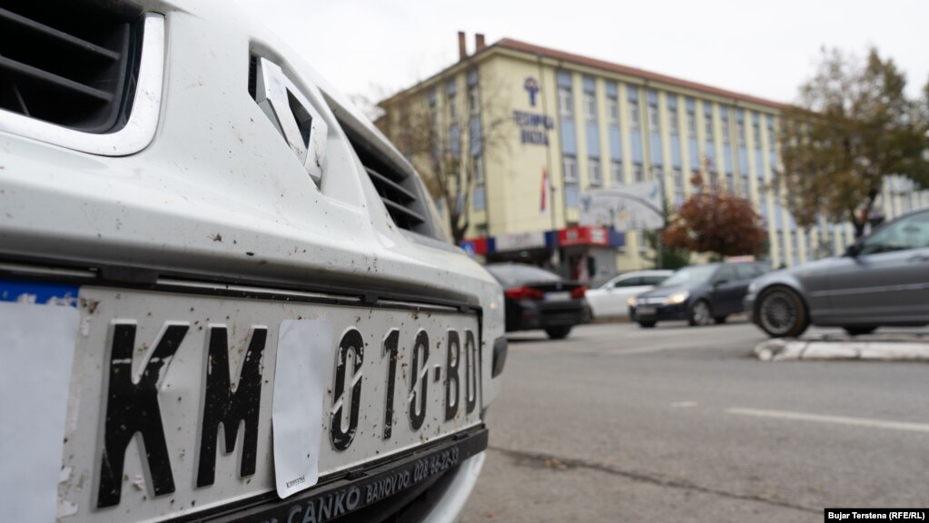 Besohet se në katër komunat në veri të Kosovës qarkullojnë afër 10.000 makina me targa të lëshuara nga Serbia. 