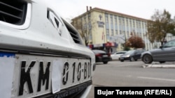 Automobil u Severnoj Mitrovici na Kosovu s registarskom tablicom koju izdaju organi Srbije 