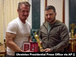 Actorul Sean Penn a mers din nou la Kiev și i-a lăsat președintelui Volodimir Zelenski statuia sa Oscar. 8 noiembrie 2022