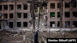 Разрушенное здание после ракетного обстрела города Васильков под Киевом, 27 февраля 2022 года.