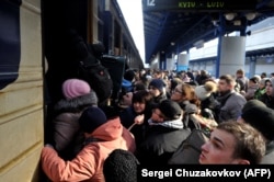 Люди пытаются сесть на эвакуационный поезд на центральном вокзале Киева. 4 марта 2022 года