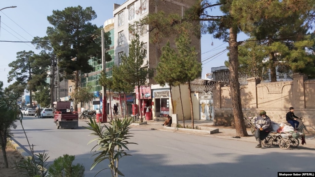 La Badmurghan Street di Herat, un tempo sede degli studi di registrazione, è ora piena di officine di riparazione auto, negozi di ricambi auto e negozi di fabbri.