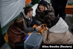 Люди в пункте обогрева. Киев, 12 января 2026 года