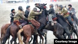 چاپندازان لونه-کلونه تمرین کوي څو وکولای شي دا سخته او خطرناکه لوبه مخته یوسي