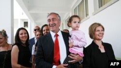 Mustafa Akıncı, xanımı Meral və ailəsi ilə.
