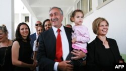 آکینچی، همسر و اعضای خانواده‌اش