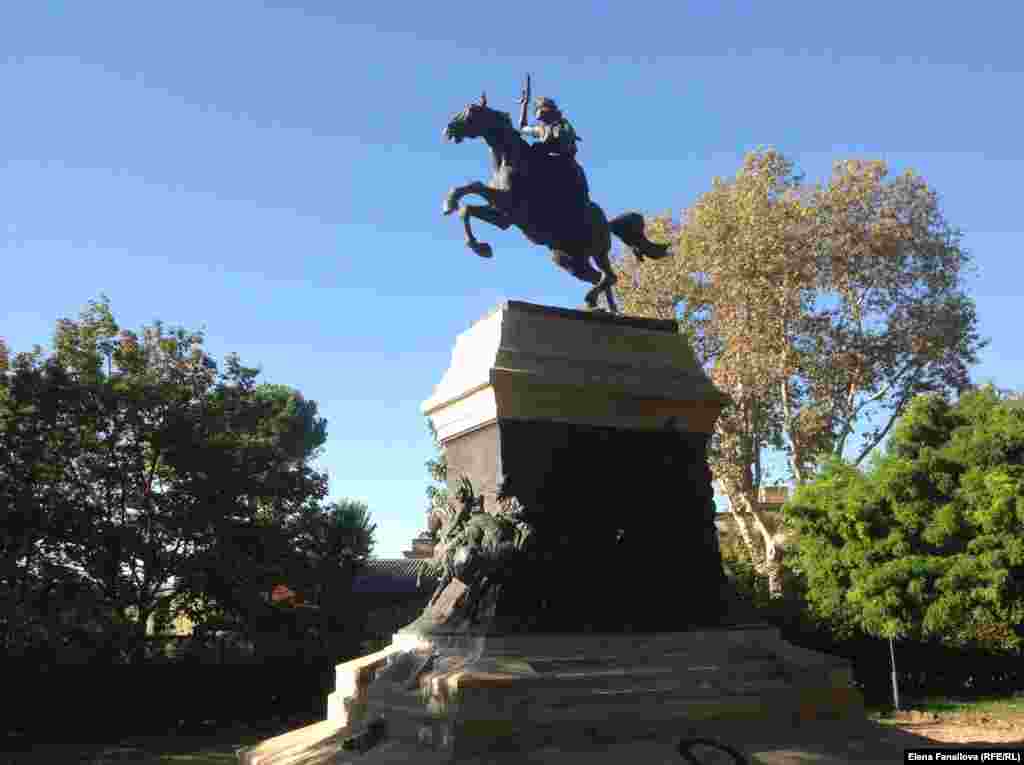 Аллея завершается памятником боевой подруге Гарибальди, Аните