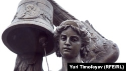 Скульптура "Гласность" работы Натальи Опиок украшает фонтан у здания Московского городского суда