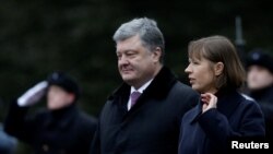 Ukrainian President Petro Poroshenko (left)) and his Estonian counterpart, Kersti Kaljulaid, inspect an honor guard during Poroshenko's state visit to Tallinn on January 23.