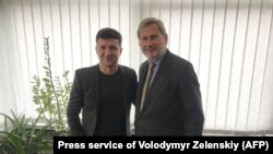 Zelenszkij ukrán elnök az EU bővítési biztosával, Johannes Hahnnal Kijevben 2019. május 7-én
